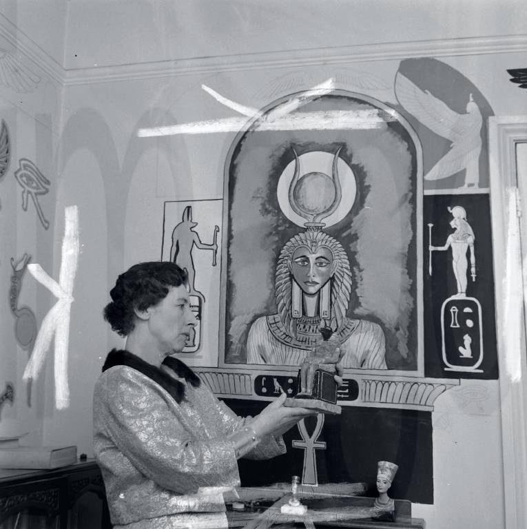 Eleanor Bone Witch At Work In Tooting With Egyptian Statue 11 March 1964 Copyright Topfoto Pub | Eleanor “rae” Bone | Biografías