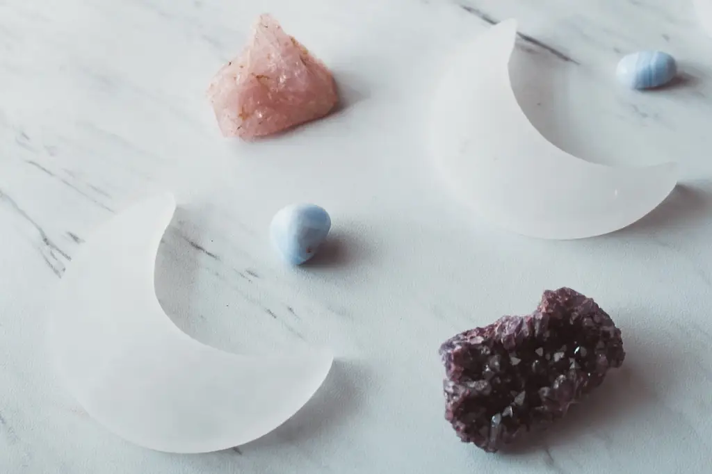 Crystals 4831222 1280 | Cristales Y Hierbas De Ostara | Hierbas & Cristales